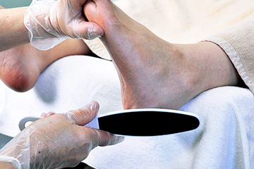 その後専用のファイルで丁寧に皮ふを滑らかになる様に仕上げます。